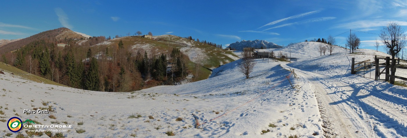 11 Seguo stradetta pestando neve per raggiungere altra cascina.jpg